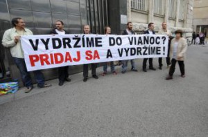 Kvôli transparentu museli ľudia vchádzať na generálnu prokuratúru bočným vchodom