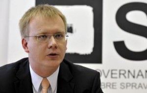 Šéf sekcie pre vysoké školy musí podľa M. Beblavého (na snímke) vedieť, že odmena vyše 30 tisíc je protizákonná. Druhú šancu si nezaslúži.