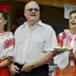 Michal Gašparovič obkolesený krojovanými ženami