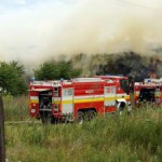 Požiarnici pri veľkokapacitnom senníku