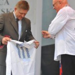 Premiér prijal vyšívanú košeľu, ale odvahu obliecť si ju nenabral