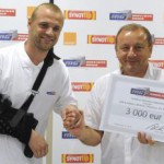Symbolický šek na obnovu športového areálu pre ZŠ, kde Gáborík vyrastal