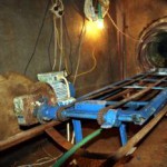 Tovar bol pašovaný po vozíkom po koľajniciach, ktoré posúvali elektromotorom