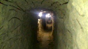 Tunelom môže prejsť dospelá osoba s nákladom