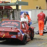 Auto zasiahlo divákov na autobusovej zastávke, ktorá nebola miestom povoleným na sledovanie pretekov