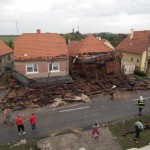 Búrka brala strechy, roznášala trámy