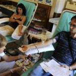 Pracovníčky Národnej transfúznej služby odoberajú krv darcom počas festivalu Báthoryčkina kvapka krvi