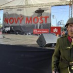 Primátor Milan Ftáčnik (vľavo) premenoval Nový most na Most SNP