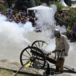 Šermiar strieľa z dela počas festivalu Báthoryčkina kvapka krvi