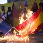 Katalánski separatisti pália Francúzsku i Španielsku vlajku