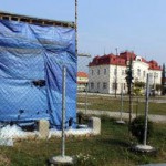 Pamätník je zatiaľ pred verejnosťou ukrytý, všetko prebieha pod plachtou