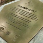 Plaketa osadená pri vstupe na Chodník slávy s menami paralympijských medailistov