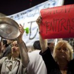 Tzv. panvicové protesty, známe ako cacerolazos, sú argentínskou tradíciou. Demonštranti pri nich tlčú do panvíc a hrncov, aby získali pozornosť