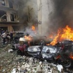 Požiarnici hasia horiace autá po mohutnom bombovom výbuchu