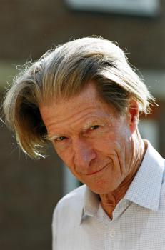 Brit John Gurdon (na archívnej snímke z 15. septembra 2009) a Japonec Šinja Jamanaka sa dnes v Štokholme stali laureátmi tohtoročnej Nobelovej ceny za fyziológiu a medicínu za ich výskum v oblasti kmeňových buniek
