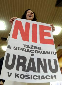Protest aktivistov a občanov Košíc proti plánovanej ťažbe uránu na Jahodnej pri Košiciach v pondelok 25. februára 2013 pred rokovaním zastupiteľstva Košického samosprávneho kraja (KSK) v Košiciach