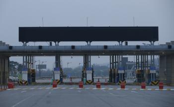 Prázdne vstupné brány do severokórejského mesta Kesong 3. mája 2013