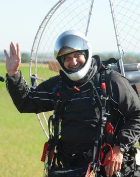 Lietajúci farár zdraví účastníkov akcie po úspešnom prelete nad centrom Košíc