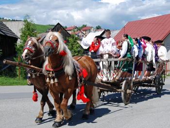 Na archívnej snímke z roku 2008 sprievod dedinou počas folklórneho festivalu pod Kráľovou hoľou
