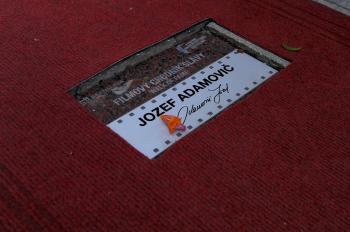 Odhalenie pamätnej dlaždice hercovi Jozefovi Adamovičovi na Filmovom chodníku slávy pred Mestským divadlom P. O. Hviezdoslava v Bratislave 20.júna 2012