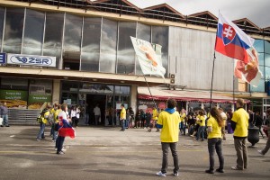 Dobrovoľníci očakávajú príchod účastníkov pochodu