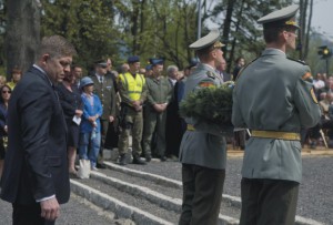 Na snímke premiér SR Robert Fico (vľavo) pri kladení venca počas celonárodných osláv 70. výročia ukončenia 2. svetovej vojny a Dňa víťazstva nad fašizmom pri pamätníku na vojenskom cintoríne Háj - Nicovô v Liptovskom Mikuláši