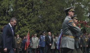 Na snímke predseda NR SR Peter Pellegrini (vľavo) pri kladení venca počas celonárodných osláv 70. výročia ukončenia 2. svetovej vojny a Dňa víťazstva nad fašizmom pri pamätníku na vojenskom cintoríne Háj - Nicovô v Liptovskom Mikuláši