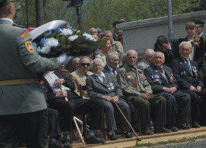 Na snímke vojenskí veteráni, účastníci 2. svetovej vojny, počas celonárodných osláv 70. výročia ukončenia 2. svetovej vojny a Dňa víťazstva nad fašizmom pri pamätníku na vojenskom cintoríne Háj - Nicovô v Liptovskom Mikuláši