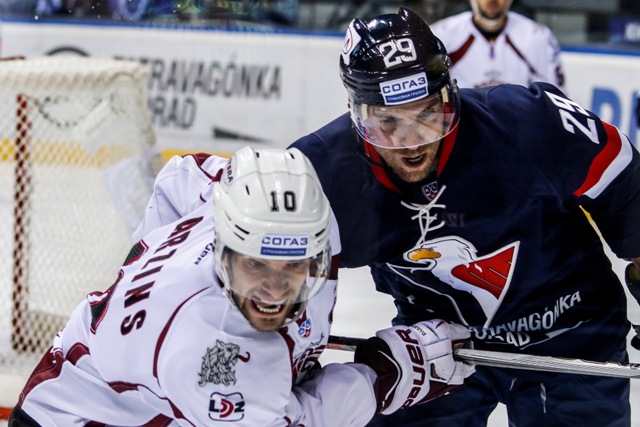 Na snímke zľava Lauris Darzinš (Riga) a Michel Miklík (Slovan)