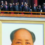 Vpredu zľava juhokórejská prezidentka Pak Kun-hje, ruský prezident Vladimir Putin, čínsky prezident Si Ťin-pching, bývalý čínsky prezident Ťiang Ce-min, bývalý čínsky prezident Chu Ťin-tchao a čínsky premiér Li Kche-čchiang pózujú pred začiatkom vojenskej prehliadky pri príležitosti osláv 70. výročia ukončenia druhej svetovej vojny v Pekingu