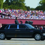 Čínsky prezident Si Ťin-pching stojí v strešnom okne limuzíny čínskej výroby s názvom Červená vlajka počas obrovskej vojenskej prehliadky pri príležitosti 70. výročia porážky Japonska v druhej svetovej vojne v Pekingu