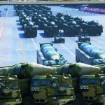 ojenské vozidlá vezú nové balistické rakety DF-21D, ktoré sú údajne schopné zničit jedným úderom lietadlovú loď počas obrovskej vojenskej prehliadky pri príležitosti 70. výročia porážky Japonska v druhej svetovej vojne v Pekingu