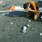 Migrant plače po proteste na maďarsko -srbskej hranici Horgoš 2 pri obci Horgoš 16. septembra 2015. Migranti na srbskej strane hraníc pri juhomaďarskej obci Röszke v stredu popoludní stratili trpezlivosť, prerazili plot a začali utekať na maďarskú stranu. Príslušníci zásahovej jednotky maďarskej polície proti nim použili slzotvorný plyn a nasadili aj vodné delo. Pri Röszke zostalo na srbskej strane po utorňajšom sprísnení podmienok prisťahovalectva a technickom uzatvorení zelenej hranice niekoľko tisíc migrantov. Časť z nich sa vydala na cestu do Rakúska cez Chorvátsko