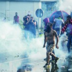 Maďarskí policajti používajú proti migrantom slzotvorný plyn na hraničnom priechode Horgoš 2 neďaleko srbskej obce Horgoš 16. septembra 2015. Migranti na srbskej strane hraníc pri juhomaďarskej obci Röszke dnes popoludní stratili trpezlivosť, prerazili plot a začali utekať na maďarskú stranu. Príslušníci zásahovej jednotky maďarskej polície proti nim použili slzotvorný plyn a nasadili aj vodné delo