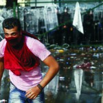 Migranti protestujú na hraničnom priechode Horgoš 2 neďaleko srbskej obce Horgoš 16. septembra 2015. Migranti na srbskej strane hraníc pri juhomaďarskej obci Röszke dnes popoludní stratili trpezlivosť, prerazili plot a začali utekať na maďarskú stranu. Príslušníci zásahovej jednotky maďarskej polície proti nim použili slzotvorný plyn a nasadili aj vodné delo