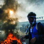 Migranti protestujú na hraničnom priechode Horgoš 2 neďaleko srbskej obce Horgoš 16. septembra 2015. Migranti na srbskej strane hraníc pri juhomaďarskej obci Röszke dnes popoludní stratili trpezlivosť, prerazili plot a začali utekať na maďarskú stranu. Príslušníci zásahovej jednotky maďarskej polície proti nim použili slzotvorný plyn a nasadili aj vodné delo