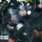 Maďarskí policajti hliadkujú na hraničnom priechode Horgoš 2 neďaleko srbskej obce Horgoš 16. septembra 2015. Migranti na srbskej strane hraníc pri juhomaďarskej obci Röszke dnes popoludní stratili trpezlivosť, prerazili plot a začali utekať na maďarskú stranu. Príslušníci zásahovej jednotky maďarskej polície proti nim použili slzotvorný plyn a nasadili aj vodné delo