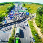 Na snímke z drónu pohľad na uviaznutých migrantov na hranici medzi Srbskom a Maďarskom neďaleko srbskej obce Horgoš 16. septembra 2015. Migranti na srbskej strane hraníc pri juhomaďarskej obci Röszke dnes popoludní stratili trpezlivosť, prerazili plot a začali utekať na maďarskú stranu. Príslušníci zásahovej jednotky maďarskej polície proti nim použili slzotvorný plyn a nasadili aj vodné delo