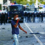 Migrant kráča po proteste na maďarsko -srbskej hranici Horgoš 2 pri obci Horgoš 16. septembra 2015. Migranti na srbskej strane hraníc pri juhomaďarskej obci Röszke v stredu popoludní stratili trpezlivosť, prerazili plot a začali utekať na maďarskú stranu. Príslušníci zásahovej jednotky maďarskej polície proti nim použili slzotvorný plyn a nasadili aj vodné delo. Pri Röszke zostalo na srbskej strane po utorňajšom sprísnení podmienok prisťahovalectva a technickom uzatvorení zelenej hranice niekoľko tisíc migrantov. Časť z nich sa vydala na cestu do Rakúska cez Chorvátsko