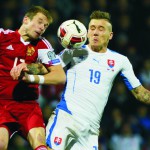 Vpravo Juraj Kucka (Slovensko) a Pavel Nechajčik (Bielorusko) v kvalifikačnom zápase C - skupiny o postup na EURO 2016 Slovensko - Bielorusko v Žiline