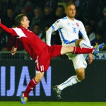 Kornel Saláta (Slovensko) a Michail Gordejčuk (Bielorusko) v kvalifikačnom zápase C - skupiny o postup na EURO 2016 Slovensko - Bielorusko v Žili