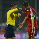 Kapitán Bieloruska Alexandr Martynovič dostáva červenú kartu v kvalifikačnom zápase C - skupiny o postup na EURO 2016 Slovensko - Bielorusko