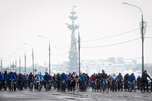 V sobotu v ruskej metropole sa uskutočnil Prvý zimný bicyklový sprievod