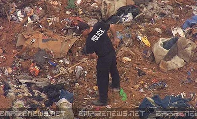 Policajt prehľadáva smetisko v Arizone po tom, čo v ňom objavili telá potratených detí. Dokopy ich bolo nájdených vyše 300