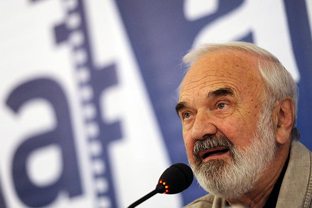 archívna snímka český scénarista dramatik herec Zděnek Svěrák tlačová konferencia