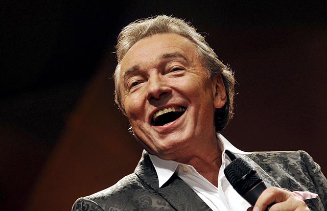 archívna snímka český Zlatý slávik český spevák Karel Gott koncertné vystúpenie koncert program Karel Gott a jeho hostia