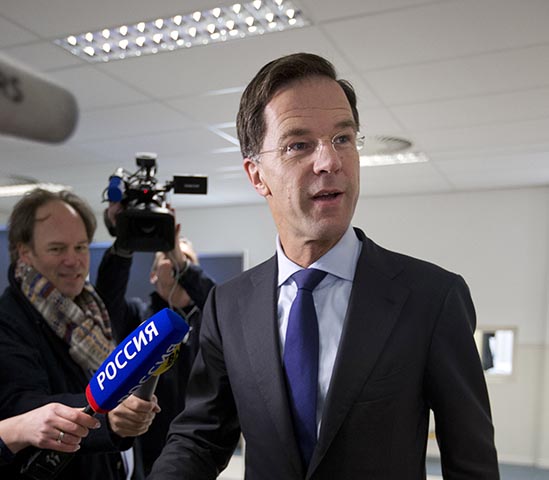  Na snímke holandský premiér Mark Rutte hlasuje v referende o asociačnej dohode Európskej únie s Ukrajinou.