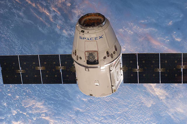 SpaceX_CRS-3_Dragon_arrives_at_the_ISS