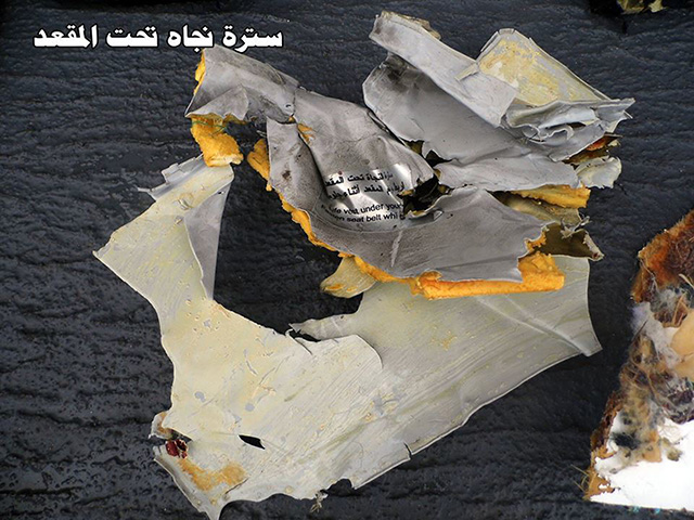 Na snímke zverejnenej egyptskými ozbrojenými silami sú trosky lietadla Airbus A320 z letu 804 spoločnosti Egyptair