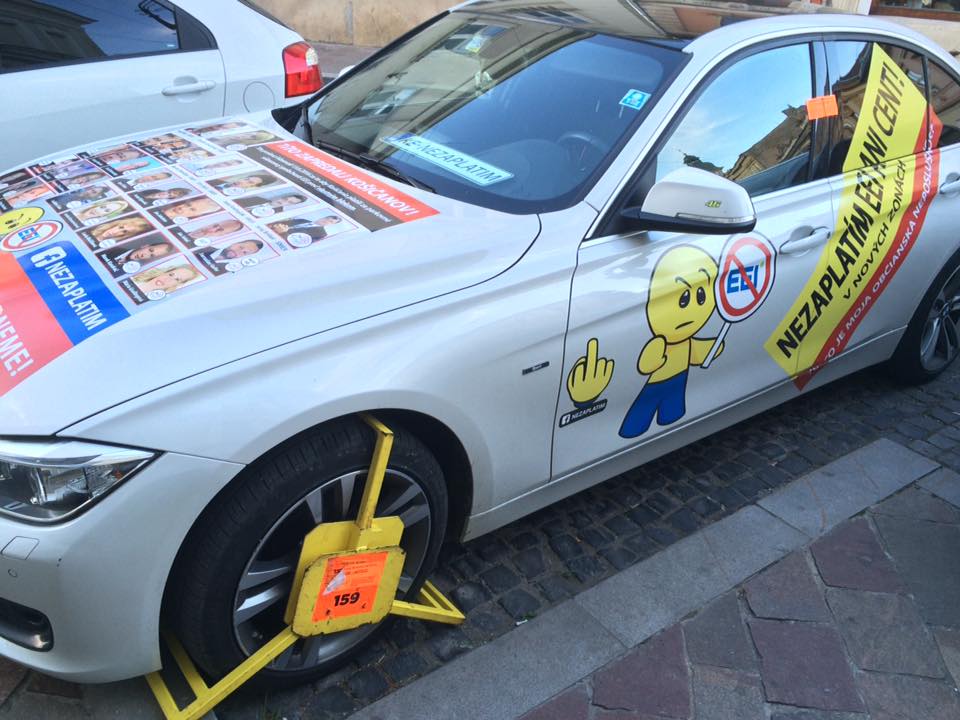 Takto bojujú mestskí policajti proti aktivistom.